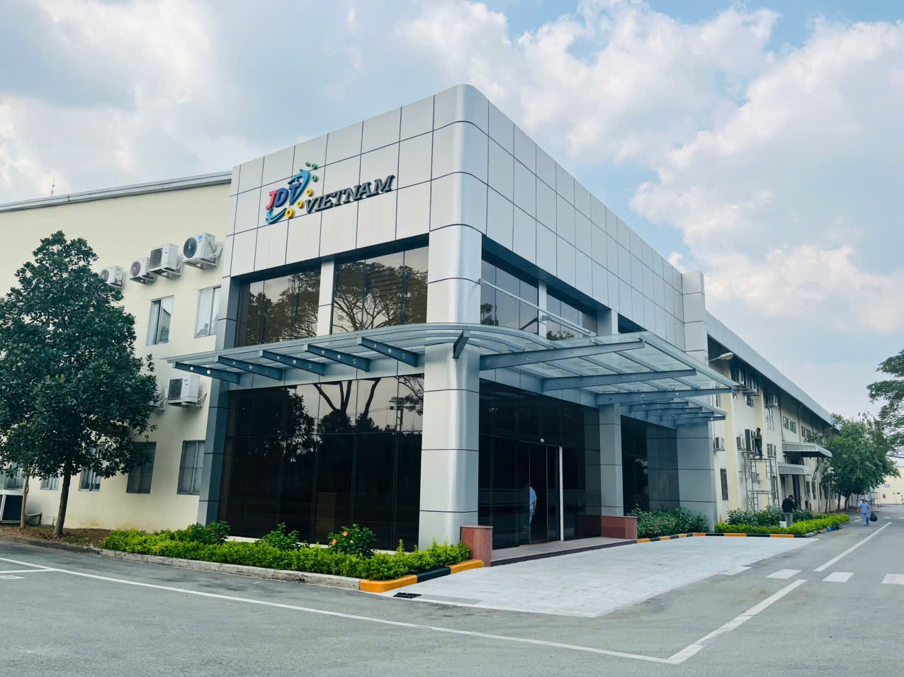 Chăm sóc cây cảnh cho khuôn viên công ty