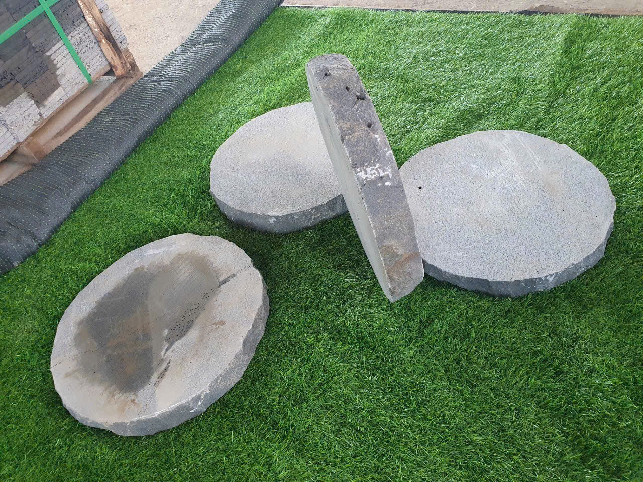 Màu sắc tự nhiên của đá tổ ong rất dễ phối hợp với mọi phong cách từ hiện đại