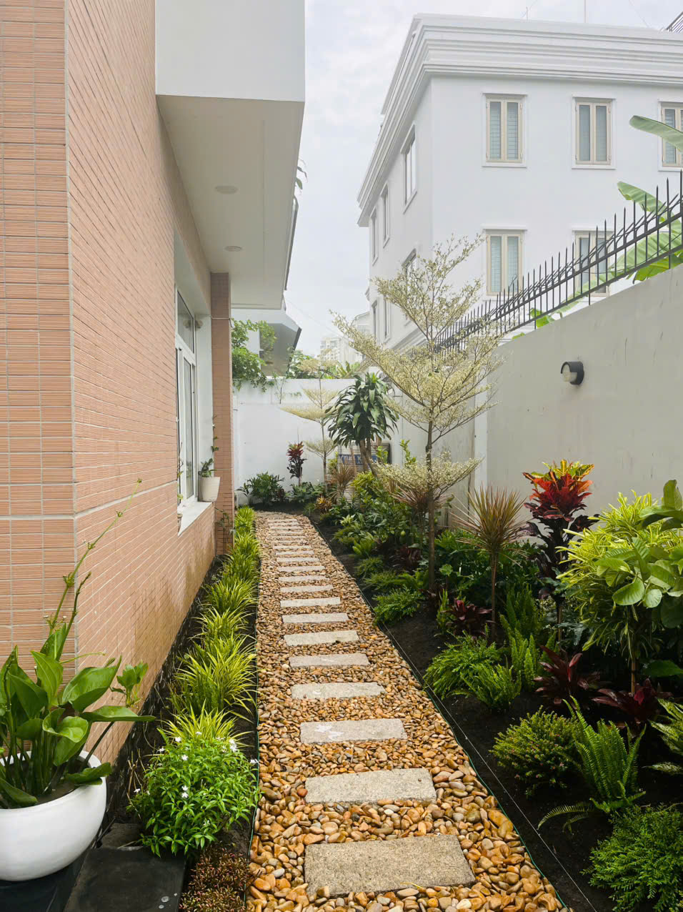 Cách Trải Sỏi làm lối đi trong sân vườn