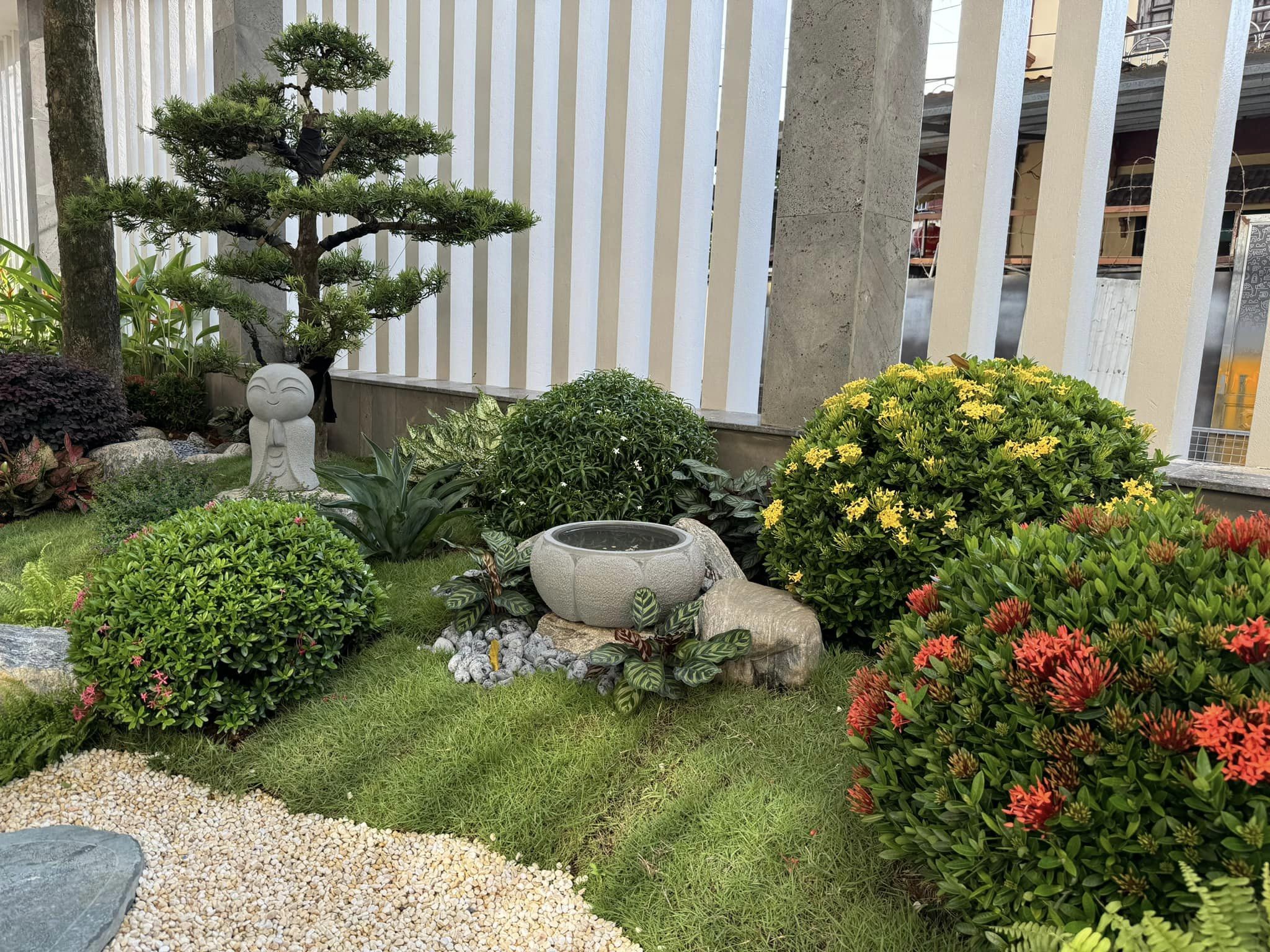 Thi công sân vườn đẹp hiện đại 