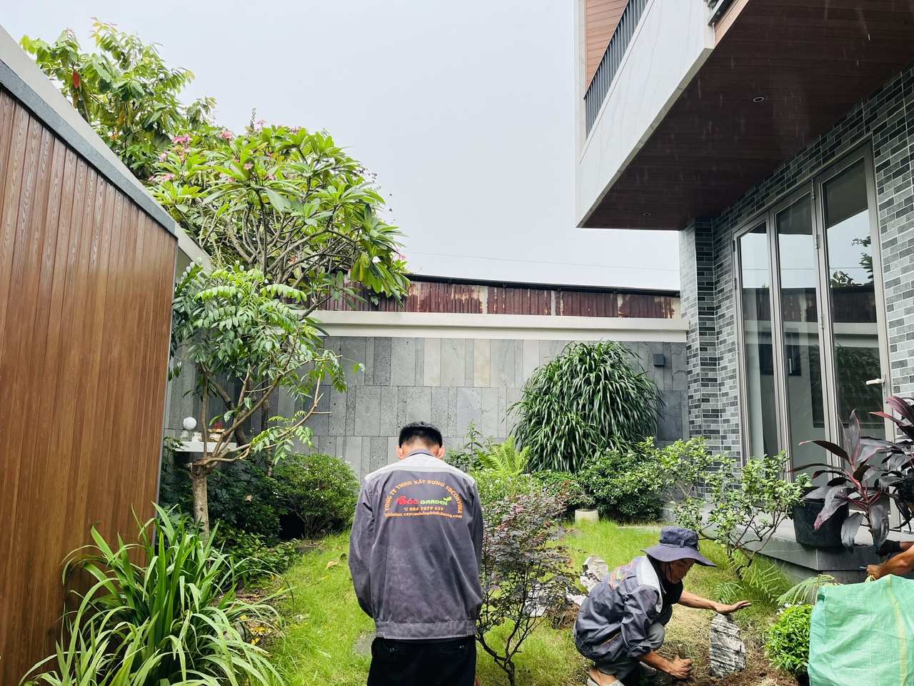 Thi công sân vườn đẹp hiện đại 