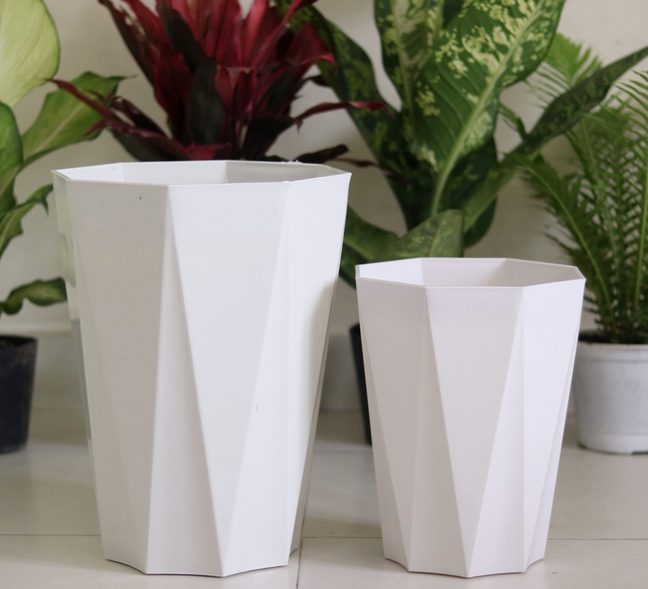  Thiết kế kim cương của chậu sẽ bắt sáng, làm bừng sáng khu vực đặt cây.