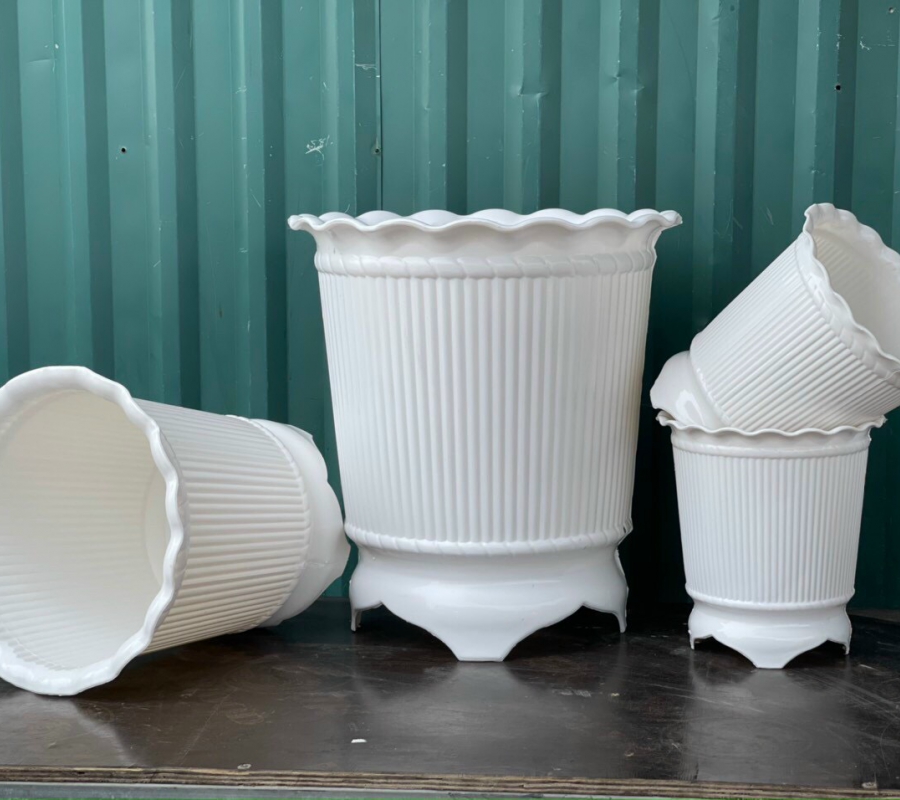 Chậu nhựa ba chân có sọc