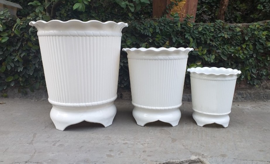 chậu nhựa trắng 3 chân có sọc