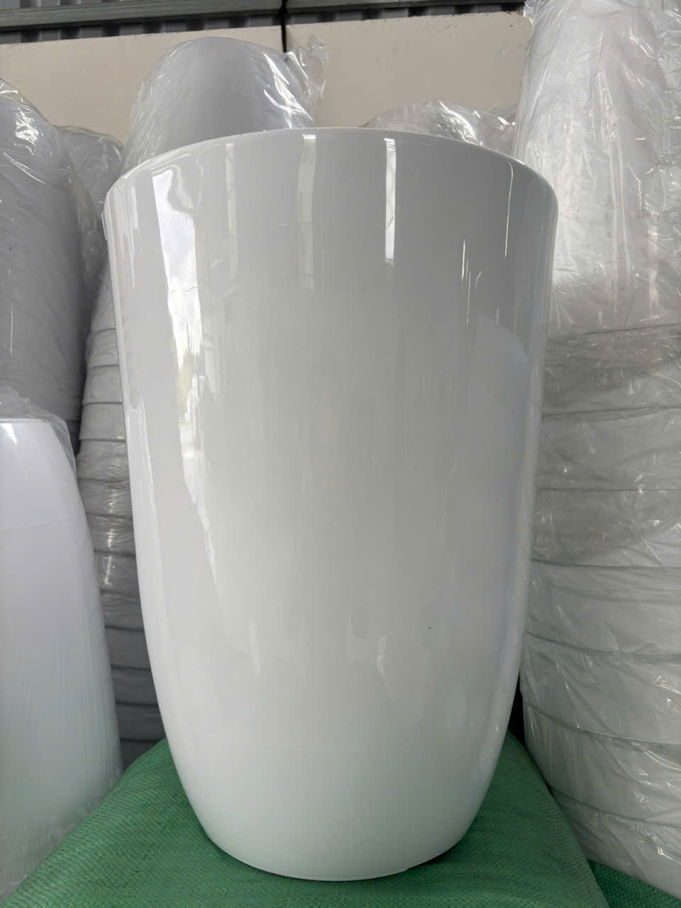Chậu nhựa bom trắng thiết kế đơn giản dễ dùng