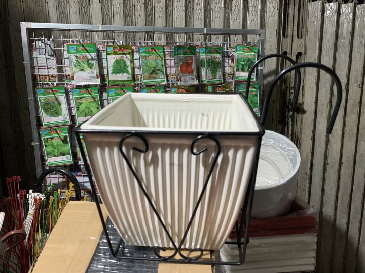 Khung sắt vuông móc ban công 25x20cm 