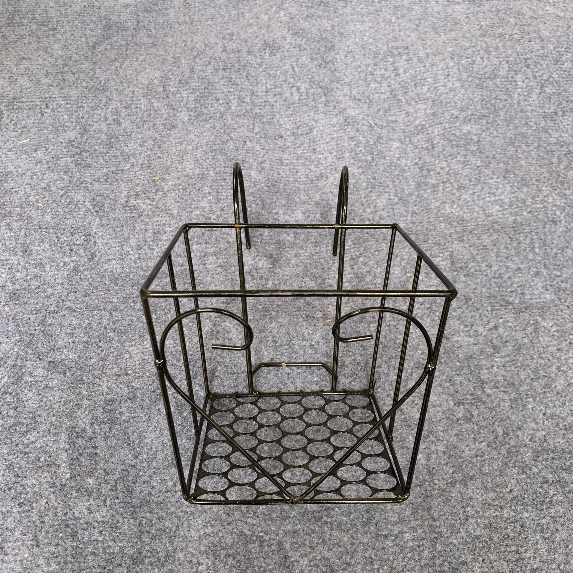 khung sắt vuông đen móc ban công 