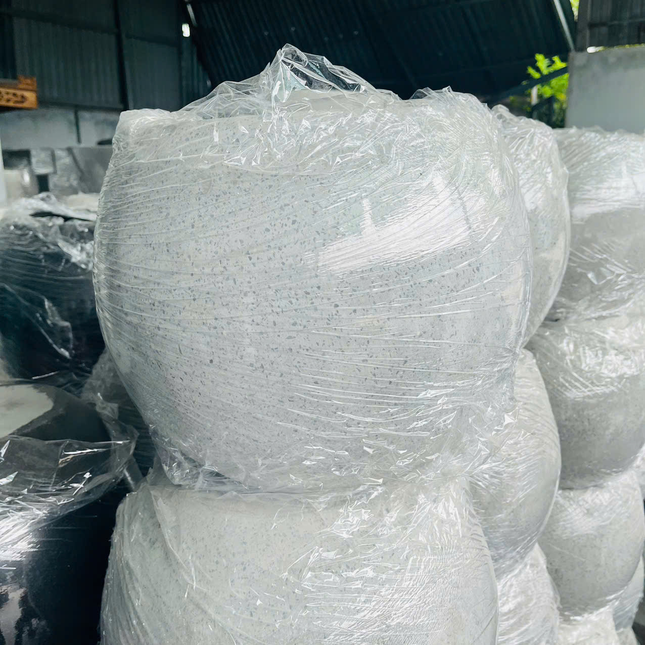 Chậu xi măng đá mài trái banh 45x40 cm