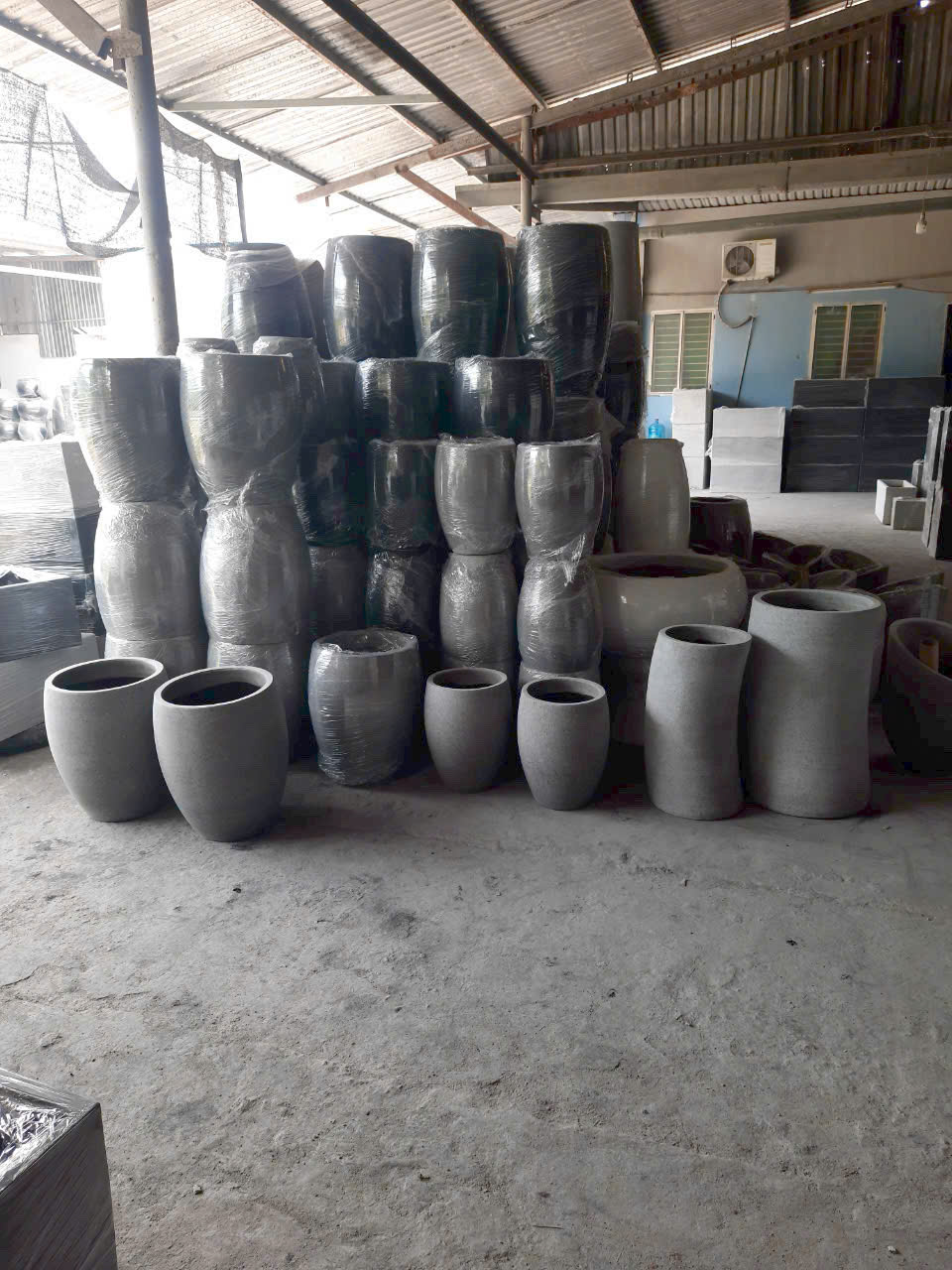 Đến với SÓC GARDEN, bạn sẽ lạc vào một thế giới của cây xanh và những chiếc chậu xi măng đá mài tinh xảo