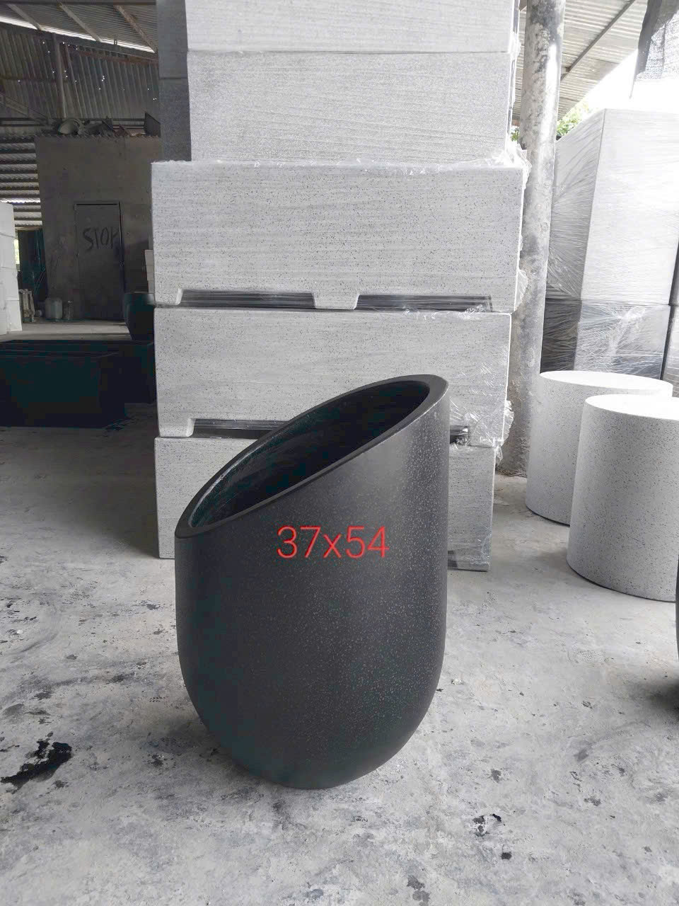 Chậu xi măng đá mài vát miệng 37x54 cm