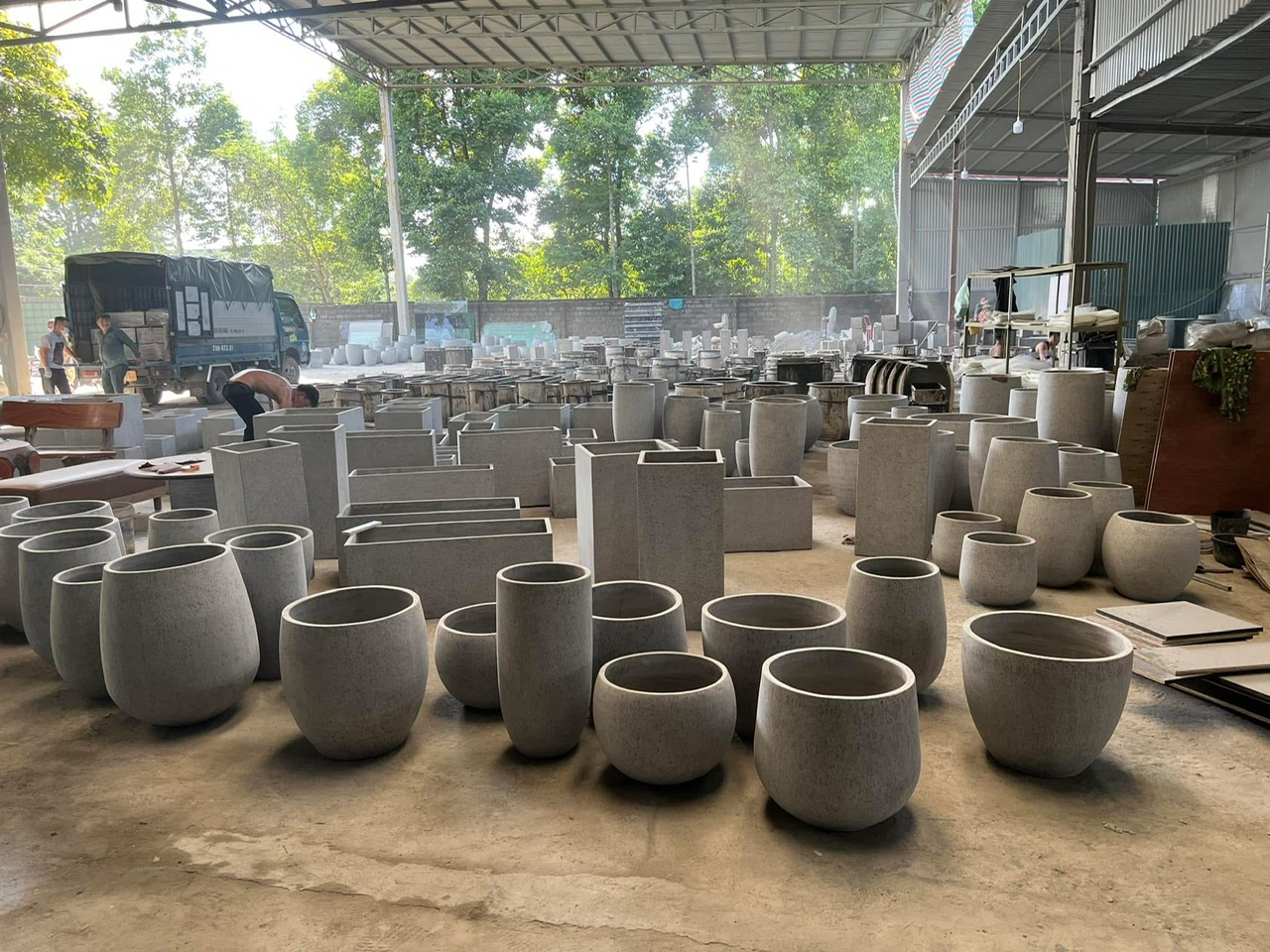 Xưởng sản xuất chậu cây xi măng đá mài theo yêu cầu
