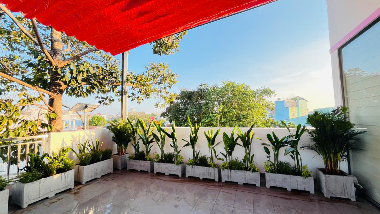 Chậu xi măng đá mài chũ nhật có chân