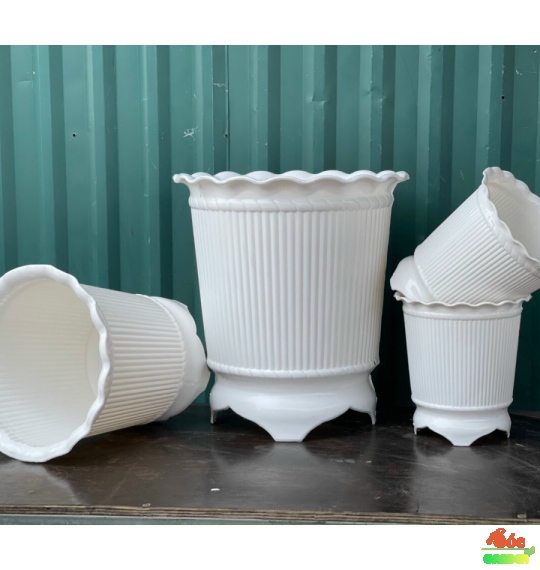Chậu nhựa ba chân có sọc 