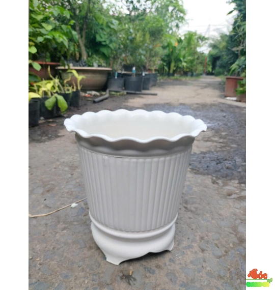 Chậu nhựa ba chân có sọc 
