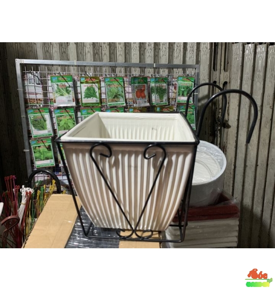 Khung sắt vuông móc ban công 25x20cm 